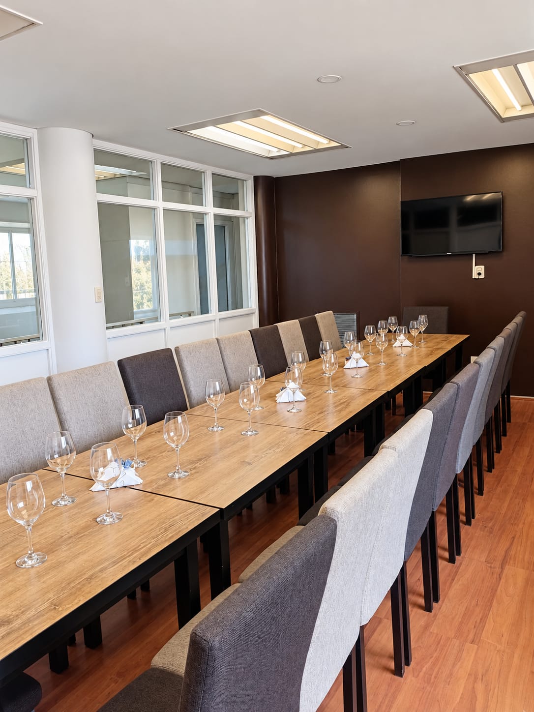 Sala privada con ventanales y luz natural