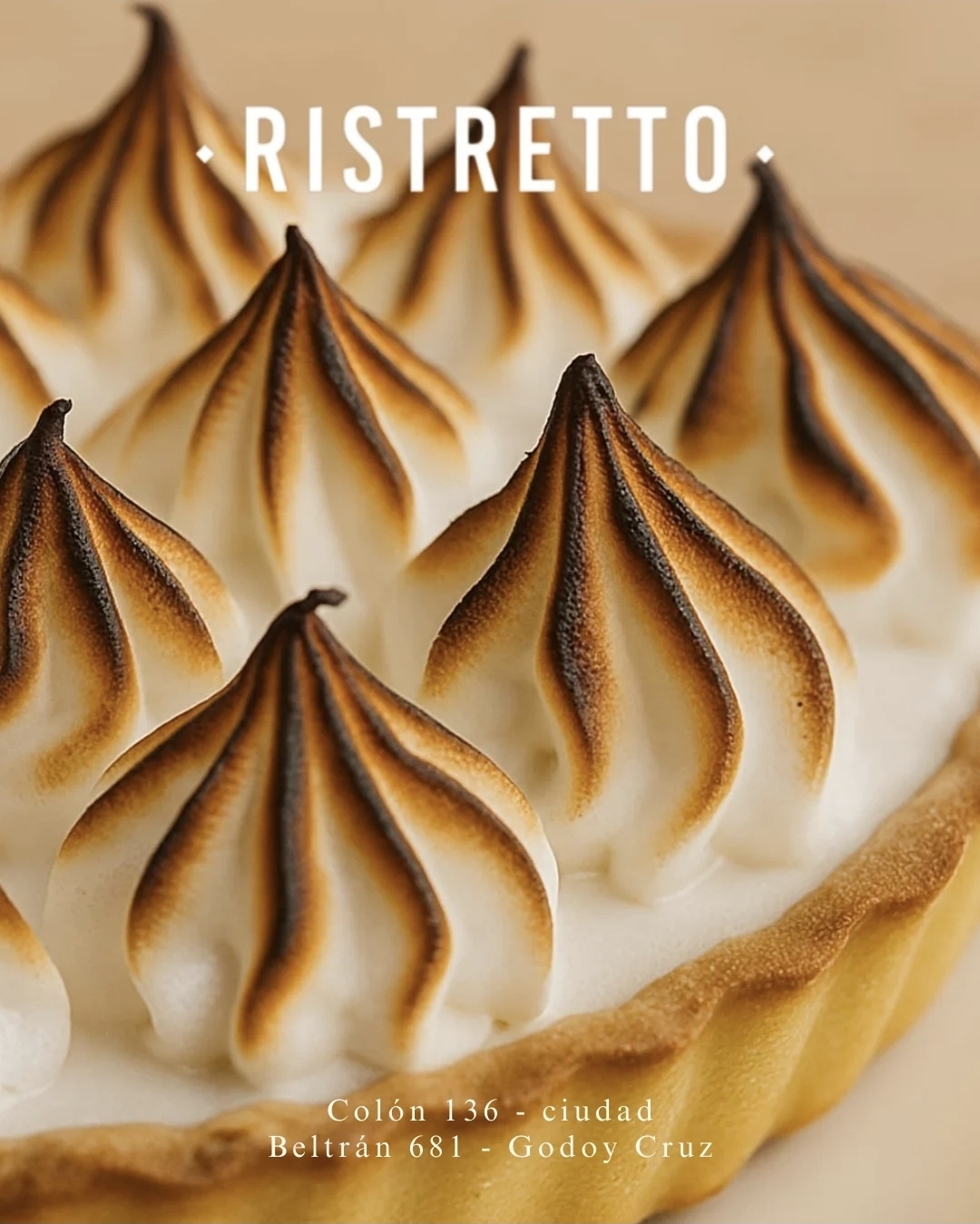 Tarta de merengue de Ristretto con el logo y las direcciones de las sucursales: Colón 136, ciudad y Beltrán 681, Godoy Cruz